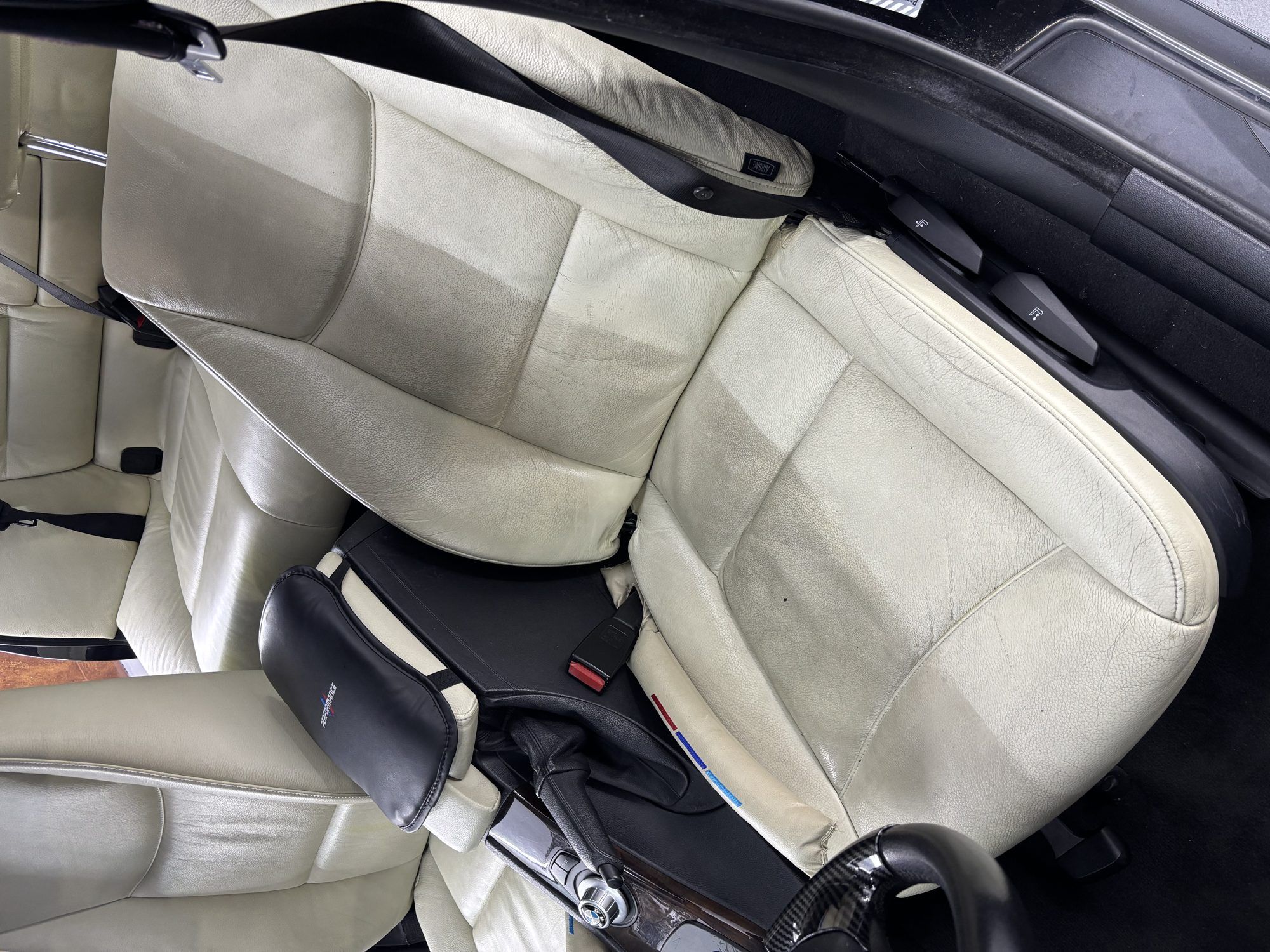 Asiento de cuero claro limpio e hidratado