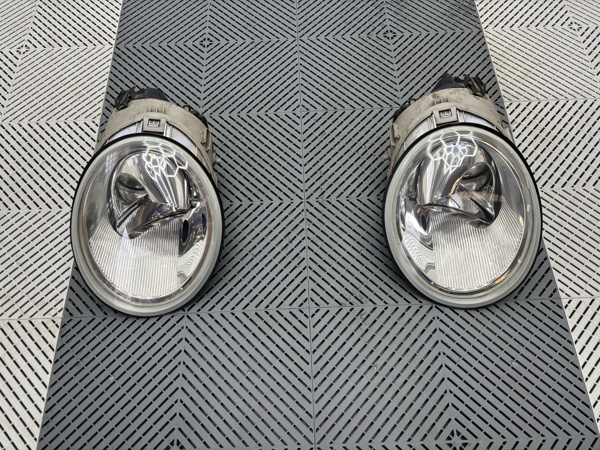 Los mismos faros con la óptica transparente después del tratamiento