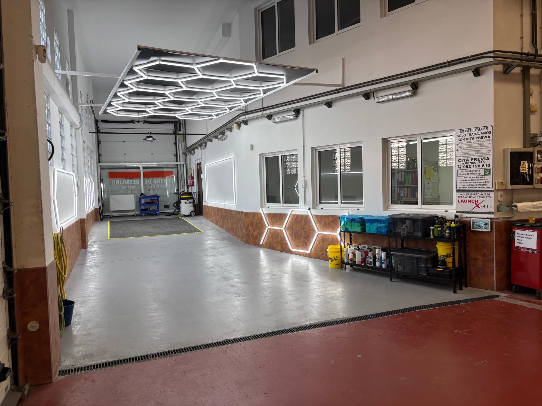 Interior del taller electromecánico de Garage Rodríguez en Ribadeo