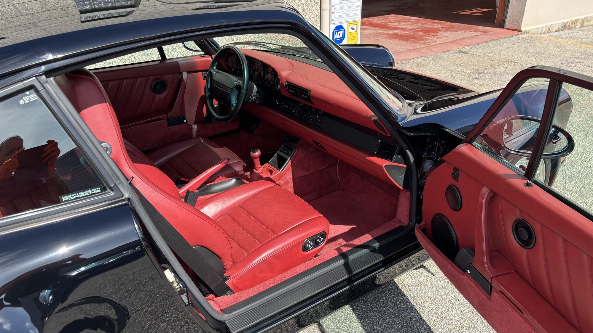 Interior de cuero rojo de un Porsche 911 clásico