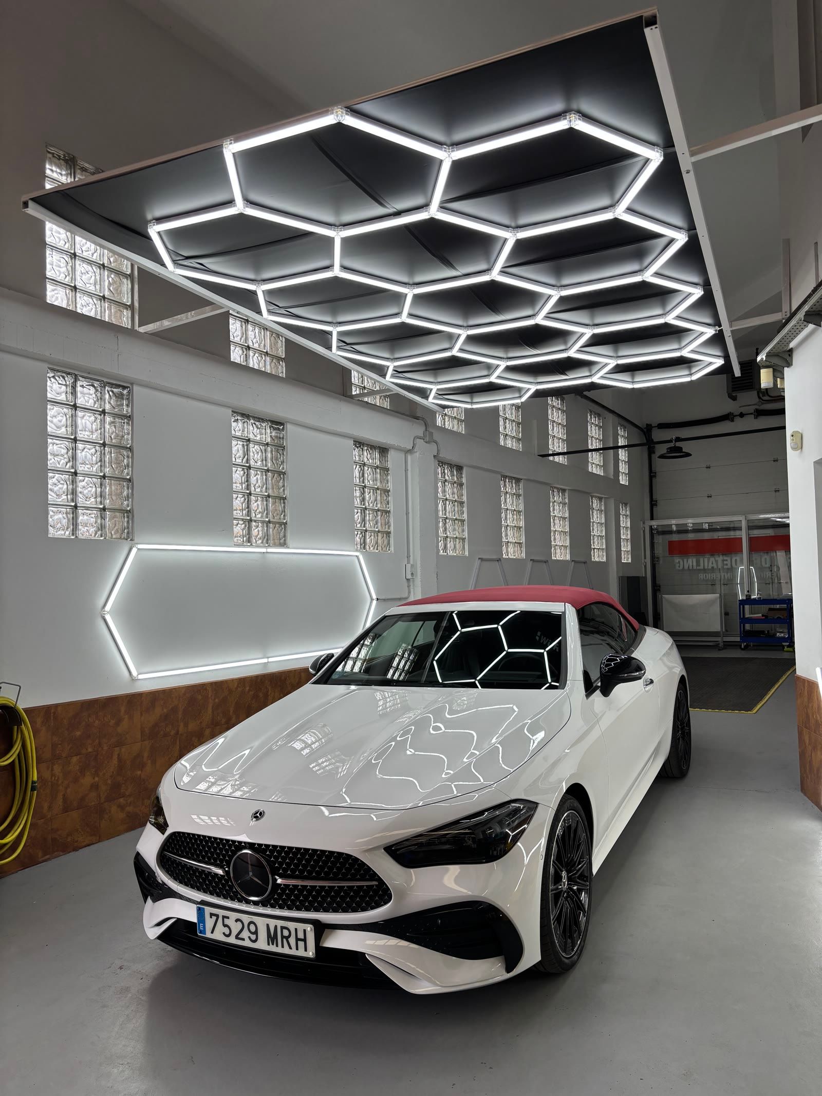 Mercedes blanco en la zona de detailing de Garage Rodríguez
