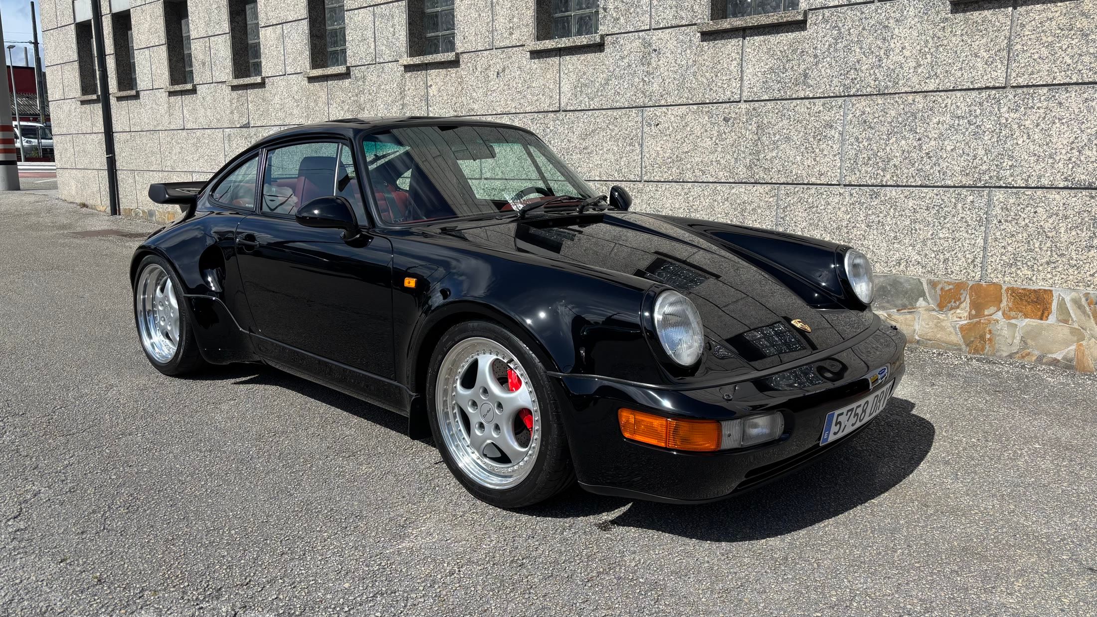 Porsche 911 clásico negro tras un trabajo de detailing